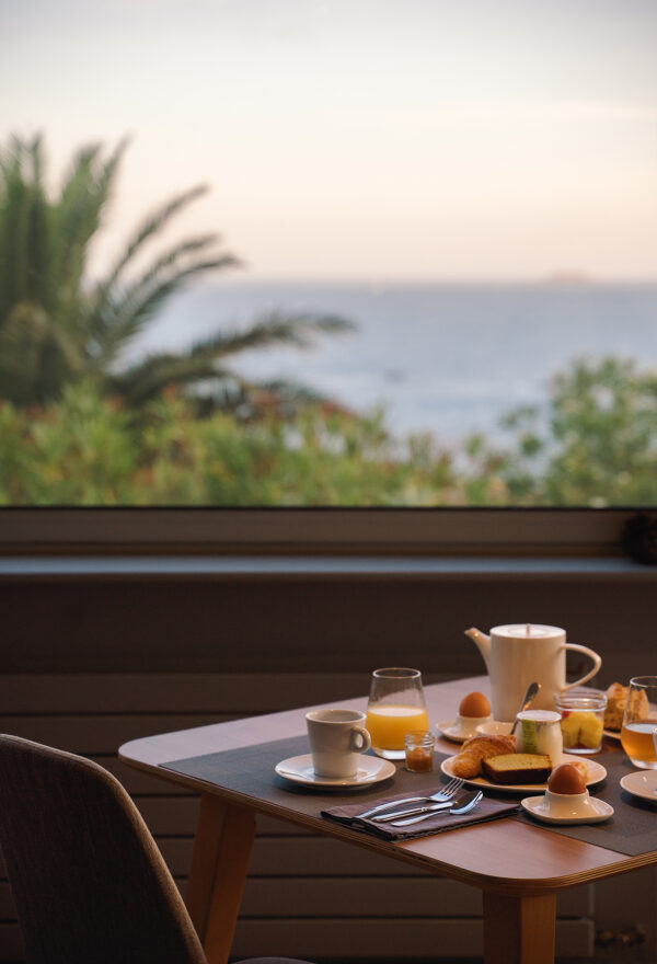 petit dejeuner face à la mer à l'hôtel villa les hydrangeas en Bretagne