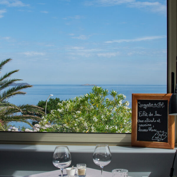 Table de notre restaurant vue sur mer à Perros Guirec en Bretagne