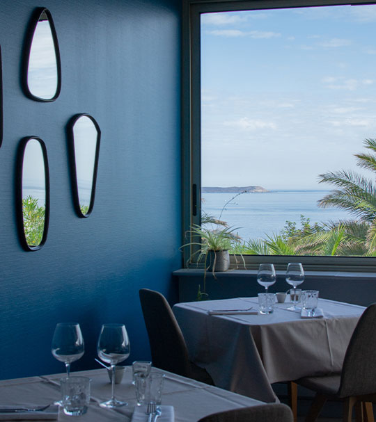 salle de notre restaurant vue mer à Perros Guirec